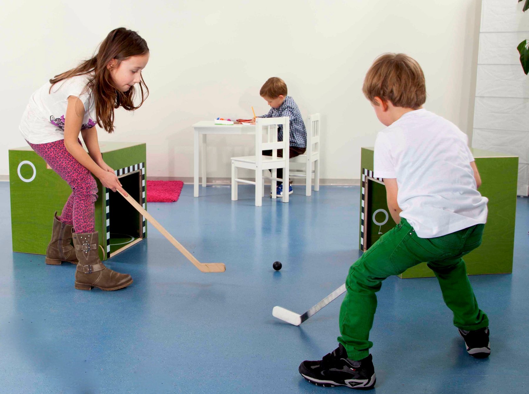Kinder spielen mit der talentkiste und entwickeln Motorik und Koordination